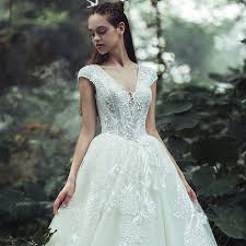 Puoi decidere se individuare il tuo abito da sposa insieme con il tuo futuro marito o se, nel rispetto della tradizione, sorprenderlo il giorno in cui lo raggiungerai nella location scelta per la celebrazione della. Promozione Italian Shopping Online Per Italian Promozionali Made In Vietnam Abiti Da Sposa Alibaba Com