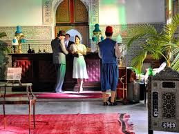 Sira Quiroga Blusa Y Falda Blanca Con Lunares Y Detalles En Rojo Llegada Al Hotel Tanger El Tiempo Entre Costuras C Tiempo Entre Costuras Vestuarios Tiempos