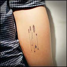 Tatuajes Pequenos Para Hombres Diseno de tatuaje de hombre en el brazo que muestra un diseno creativo de un arbol que tiene en detalle todas sus ramas y algunas hojas. tatuajes pequenos para hombres