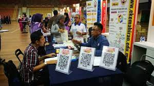 Universiti malaysia terengganu (umt) telah bermula dengan sebuah pusat perikanan dan sains samudera pada tahun 1979, yang menyediakan kemudahan latihan pelajar program perikanan dan sains samudera di samping menyediakan kemudahan penyelidikan untuk pensyarah. Sambutan Hangat Karnival Institusi Pendidikan Mara