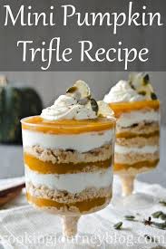 Mini Pumpkin Trifle Is An Easy Pumpkin Pie In A Glass Made With Whipped Cream Dessert Recipes Trifle Rezept Leichter Kurbiskuchen Dessert Rezepte
