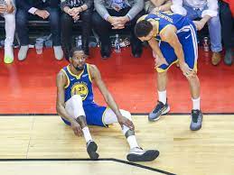 Kevin durant hat die brooklyn nets gegen die milwaukee bucks mit einer historisch starken leistung im halbfinale der eastern conference wieder in führung gebracht. Nba Finals 2019 Kevin Durant Verletzt Sich Warriors Siegen Mehr Sport