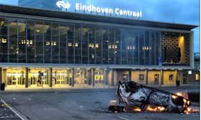 In etlichen niederländischen städten kommt es seit tagen zu heftigen protesten gegen die nächtliche ausgangssperre gekommen. Lok Report Niederlande Krawalle Im Bahnhof Eindhoven Centraal