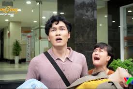 Hướng dương ngược nắng tập 19 cũng hé lộ cuộc trò chuyện giữa hoàng (việt anh) và kiên ở một quán bar. I0ffsxzxpwpemm