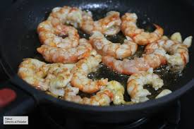 Al estar cocidos son menos delicados que los crudos y por tanto no necesitan tantos aditivos. Del Congelador A La Mesa Como Cocinar Gambas O Langostinos Sin Descongelarlos Antes