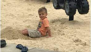 Il morto uscì, con i piedi e le mani avvolti in bende, e il volto coperto da un sudario. Menino De 5 Anos E Morto Por Vizinho E Crime Choca Os Eua Noticias R7 Internacional