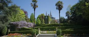 Cette année, les jardiniers de la ville ont planché sur le thème de l'école. Discover Le Jardin Des Plantes De Coutances With Sisley Garden Tours