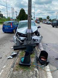 Lelaki Maut Kereta Langgar Tiang Lampu Isyarat Utusan Digital