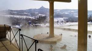 Unser wasser sprudelt mit einer temperatur von 49°c aus der erde und sammelt sich still in den beiden schwimmbecken mit blick auf das tal und die rocca di tentennano. Stabilimento Termale Posta Marcucci Terme Di Bagno Vignoni