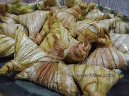 Ketupat daun palas atau setengah tempat panggil ketupat pulut, memang satu hidangan yang di kelantan, ketupat ini turut dicicah bersama manisan cair. Ketupat Bonda Ketupat Palas Frozen Kelantan Yang Sedap Lembut Dan Murah