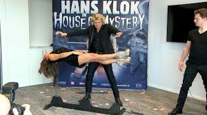 He is famous for being a magician. Hans Klok Verzaubert Mit Mystischer Show Youtube