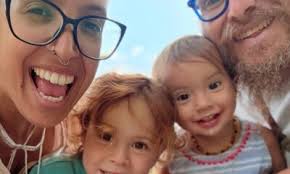 Rabbi Mendel Lipskar celebrates his 70th surrounded by family