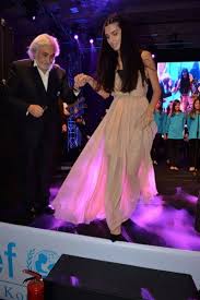 Senaryosunu melis civelek ve şebnem aksoy'un kaleme aldığı dizide yeşilçay'ın eşini, son dönemde tuba büyüküstün ile yaşadığı aşkla gündemde olan onur saylak canlandıracak. Tuba Buyukustun Ile Esi Onur Saylak In Romantik Dansi