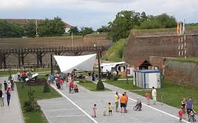 In fiecare zi la ora 12:00, dar in mod special sambata, turistii pot lua parte la ceremonia de schimbare a garzilor. Programul De Vizitare A CetÄƒÅ£ii Alba Carolina Pe Timp De VarÄƒ Ziarul Unirea