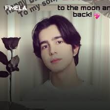 Andi Soraya mempunyai dua anak laki-laki dan seorang anak perempuan. Siapa  yang menyangka jika anak keduanya, Darren Sterling Emmanuel yang belum  terjun ke dunia hiburan ternyata ketampanannya mencuri perhatian publik. Darren  Sterling