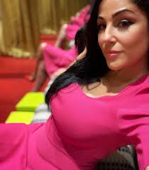 Good Morning and Happy Sunday 🙂 I absolutely LOVE pink and red together.  This Ted Baker dress is the right kind of casual chic. ⭐️All you stars! 30%  exclusive VIP discount coming