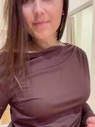 Nuovo look per voi 🍁 , Noi adoriamo gli strati! Abito/cardigan/cappotto 🍂  , Abbinamento di accessori e scarpe e il look è fatto ✅ , #look #lookidea  #antonellamoda #fw2526 #outfit