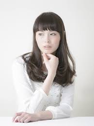 ぱっつんロング♡モデルや芸能人もやっている！3歳若返る大人可愛いスタイルでプチイメチェン｜ホットペッパービューティーマガジン