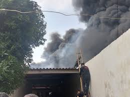 Maybe you would like to learn more about one of these? Kebakaran Pabrik Plastik Di Surabaya Sempat Merembet Ke Perkampungan