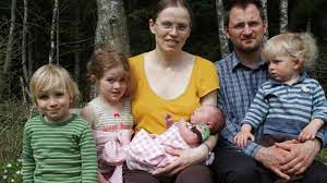 Er regt den kreislauf an und trainiert für die schwangerschaft und geburt wichtige muskelgruppen. Alleingeburt Frau Bekommt Ihr Baby Allein Im Wald