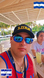 Video De Tres Hombres Vestidas De Bikinis Azul