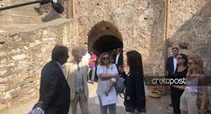 Μαριαννα λατση λατρεύει το άσπρο και το μαύρο χρώμα και προτιμά κομψά διαχρονικά σύνολα στα οποία προσθέτει πάντοτε τη δική της πινελιά, με αποτέλεσμα να δείχνει πάντοτε μοντέρνα χωρίς να. H Ekklhsh Ths Giannas Aggelopoyloy Gia Th Spinalogka Tempo24 News