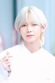 Long blonde layered the long blonde bangs are layered to make an angle on the forehead bestowing cute flicks and versatility to the face. 11 Male Idols Who Impress With Their Striking Visuals In Long Blonde Hair Koreaboo