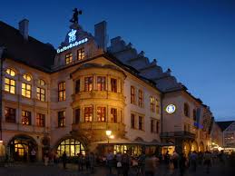 No Trip To Munich Is Complete Without Visiting The Hofbrauhaus Established In 1589 As The Royal Brewer Sehenswurdigkeiten In Munchen Sehenswurdigkeiten Touren
