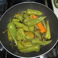 Serviteli freddi, aggiungendo eventualmente del peperoncino piccante a piacere. Ricetta Friggitelli Al Pomodoro Ideericette