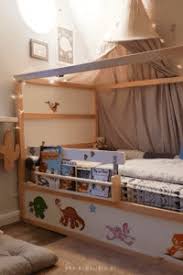 Bett 120 200 weiss holz mit schonen schnitzereien auf kopfteil aus ikea betten 120 200 fur moderne jugendzimmer bett ideen room bed home decor. Wissenswertes Uber Das Kinderbett Kura Von Ikea Inkl Hack Mamaleben