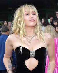 Открыть страницу «miley cyrus» на facebook. Miley Cyrus Apologizes For Controversial Hip Hop Comments