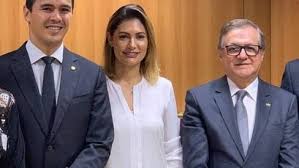 Tio de michelle bolsonaro que estava foragido por estupro é preso no df o tio materno de michelle bolsonaro, gilmar firmo ferreira, de 44 anos, foragido da justiça pelo crime de estupro, foi preso na noite desse sábado (11/7). Michelle Bolsonaro Passa Aniversario Sem Jair Por Medo De Aviao Churrasco Sera Sabado Famosos Extra Online
