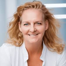 Julie Nave's Instagram, Twitter & Facebook