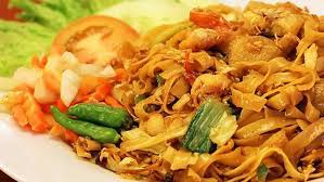 Masak sebentar kwetiau di atas api besar bersama bumbu dan bahan lainnya sambil terus diaduk. Resep Kwetiau Goreng Spesial Lifestyle Fimela Com