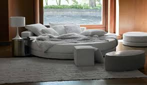 Con un divano contenitore angolare, invece, il materasso lascerà spazio ad un pratico vano dove nascondere cuscini, plaid, riviste e tanti altri accessori. Letto Rotondo Glamour Ivano Redaelli Matrimoniale Moderno Imbottito