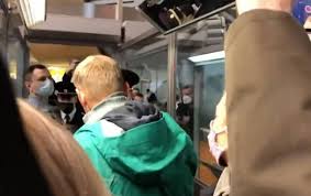 Как пояснили в ведомстве, навального задержали на основании постановления начальника уфсин по москве, согласно которому навальный был объявлен в розыск напомним, события вокруг возвращения алексея навального в россию разворачивались весьма драматично. Sfugyyi4zfwg M