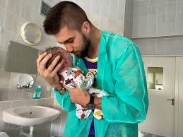 Neki már nagy gyerekei vannak, nekem még picik. Megszuletett Kinyik Akos Kisfia Sandor Tamas Unokaja Haon