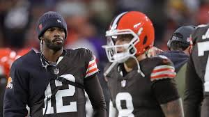 Dillon Gabriel injury update: Browns QB exits, Shedeur Sanders enters