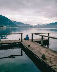 Le Lac D Annecy Paisible Et Merveilleux Paysages Sur Les Montagnes Bleu In 2020 Natural Landmarks Landmarks Travel