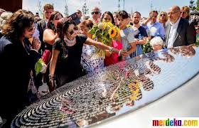 Selain diolah menjadi minyak, bunga indah berwarna kuning cerah ini juga dibudidayakan sebagai tempat wisata. Foto Belanda Resmikan Taman Bunga Matahari Untuk Mengenang Korban Mh17 Merdeka Com