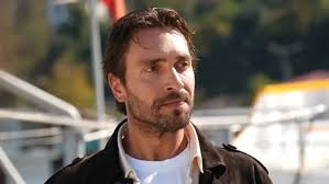 Summary "Taşacak Bu Deniz" Episode 4: Dengan keluarnya Şerif dari penjara,  semuanya mulai kacau. Ketegangan kembali meningkat di pihak keluarga  Furtuna, sementara Adil memutuskan untuk menghapus jejak masa lalunya. .  Adil menekan