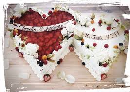Doppelherz Hochzeitstorte Im Wald Und Wiesenlook Torte Hochzeit Hochzeitstorte Doppelherz Hochzeitstorte
