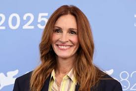 Julia Roberts Shows Off Her Glowy, Makeup-Free Skin With Gen Z Hair