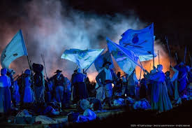 The show plays son et lumières effects, fireworks and water jets thoughtfully interwoven to mesmerize… Puy Du Fou La Saison De La Cinescenie Ecourtee Et Reportee Au 24 Juillet Le Journal Du Pays Yonnais