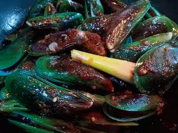 Gulung salah satu sisi telur, kemudian olesi bagian wajan yang tidak tertutupi adonan dengan minyak atau margarin. Resepi Kupang Masak Pedas Eyqa Hasnan S Blog