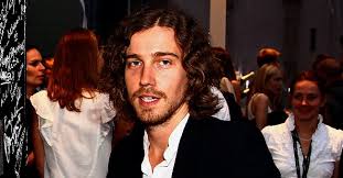 Après pamela anderson ou clara luciani, julien doré s'est trouvé une nouvelle compagne virginie efira enceinte, julien doré remettant du bois dans la cheminée ou tricotant un pull pour bébé. Julien Dore Amoureux D Une Comedienne Des Mysteres De L Amour Ses Confidences
