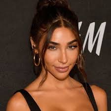 The american model, chantel jeffries stands at the height of 5 feet & 5.5 inches and weighs 57 kg. Chantel Jeffries Bio Age Net Worth Salary Height In Relation Nationality Body Measurement Career