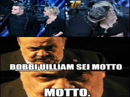 Consulta tutte le vaccate, le spiritosagini, i meme e le battute divertenti relative agli idoli della community. Sanremo 2017 Seconda Serata Il Bacio Tra Robbie Williams E Maria De Filippi Fa Nascere L Ironia Sul Social Per Maurizio Costanzo