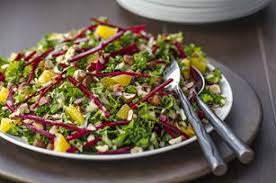 Salade De Chou Frise De Betterave D Oranges Et De Noisettes Qu Est Ce Qui Mijote De Kraft Recipe Hazelnut Recipes Kale Beet Salad