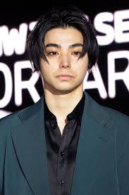 写真]朝ドラ俳優・村上虹郎（25）がエヴァ舞台を降板発表「自宅から出て来られずドタキャン頻発」「『東京リベンジャーズ』では撮影自体が“飛んだ”ことも…」  | 文春オンライン